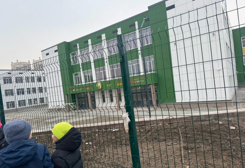 Белсенділер талабынан кейін Алматыдағы №215 мектеп қазақ тілінде оқытатын болды
