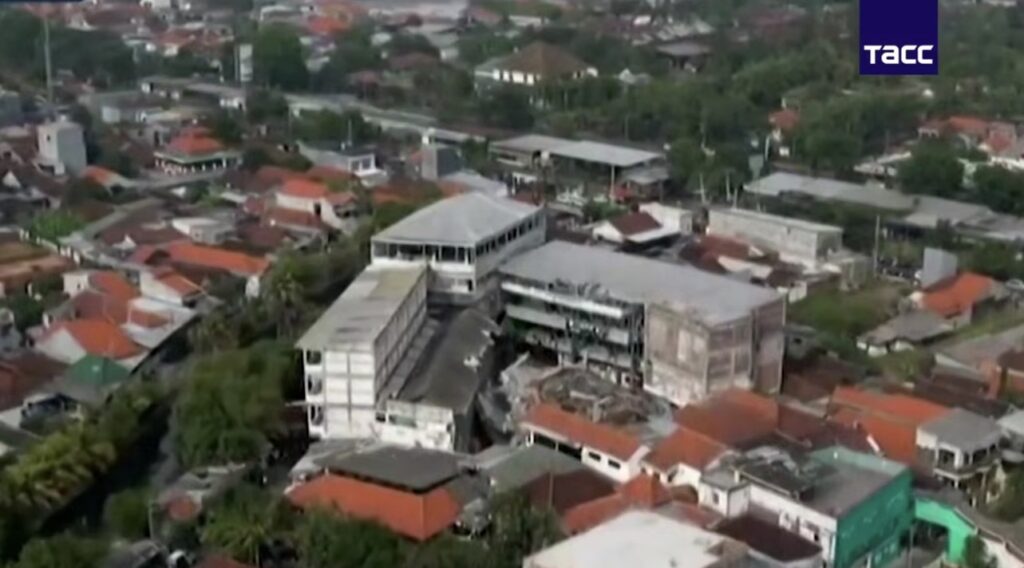 Индонезияда мектеп ғимараты құлады: 100-ге жуық адам ауруханаға жеткізілді