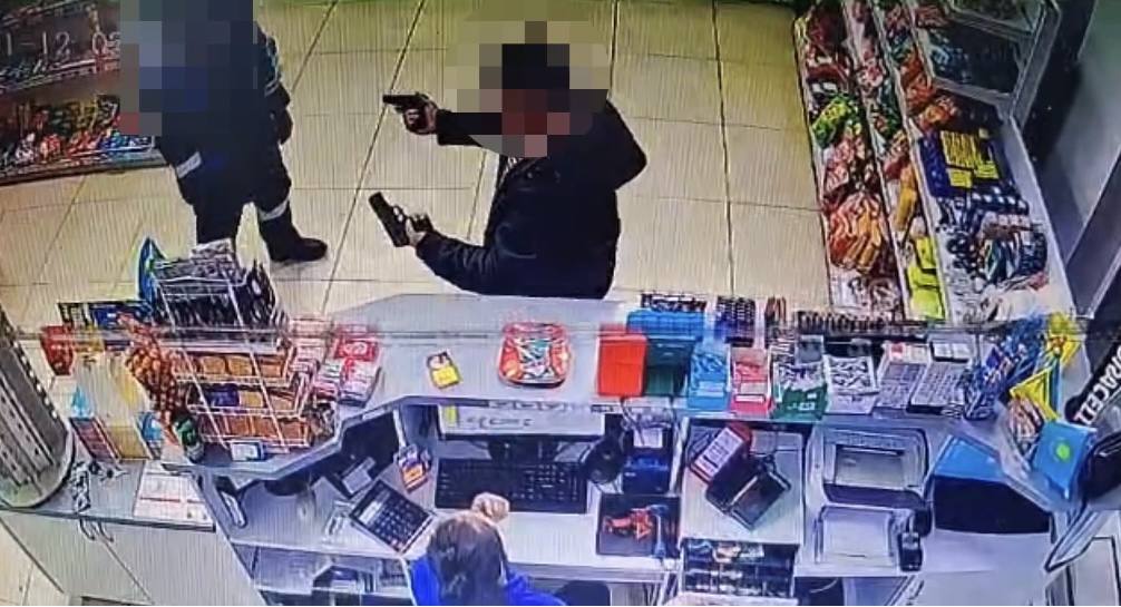 Оралда сатушыны тапаншамен қорқытқан ер адам ұсталды